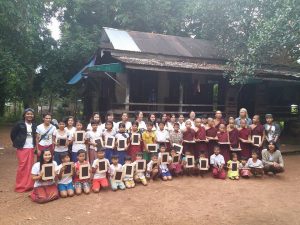 Group photo of students and young monks receiving mini blackboards (Photo: Ah Ar)