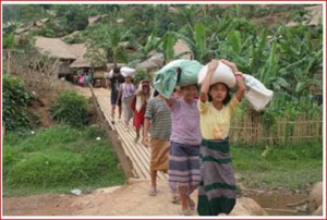 Refugee women carry home their rations in Ban Don Yang refugee camp ( Photo: UNHCR / K. McKinsey / 2 May 2007 )