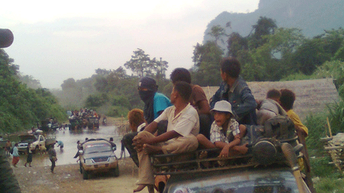 Burmese Migrant Workers arriving near Three Pagodas Pass on their way to Thailand (Photo: IMNA)