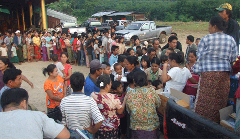 Mon refugees flee to Thai side after fighting broke out between in Three Pagodas Pass after the elections ( photo:IMNA)