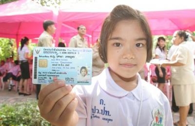 A seven years old girl get the Thai ID
