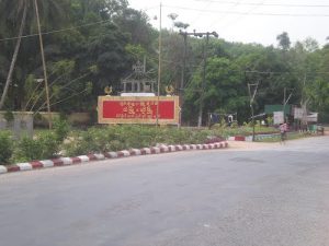 Entrance to Thanbyuzayat (internet)