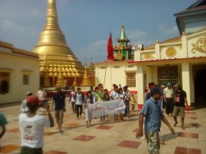  A group of students of Dawei Student Union was seen at Shwesandaw Pagoda in Ye Town (Photo: Akkar)