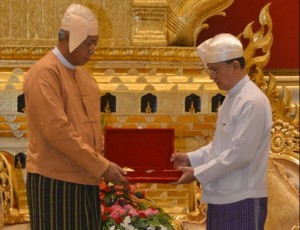 Outgoing President Thein Sein hands over royal sash to new president Htin Kyaw (Photo: Ministry of Information)