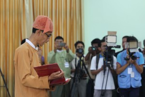 Mon State’s new chief minister taking the oath (Photo: MNA) 