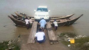 Docking a truck on two joined motorboats (Photo: Facebook-Belu Gyun)