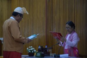 Mon Hluttaw Speaker Daw Tin Tin Ei swore in the new Chief Minister of Mon State (Photo: MNA)