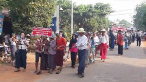 Protestors say they have no way to support themselves after the Taung Zun rock quarry was closed in March (photo: MNA) 