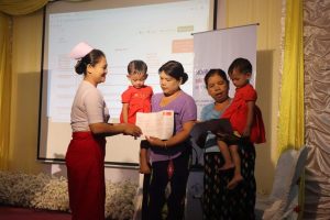 Issuing an immediate birth certificate at the ceremony (photo:MNA)