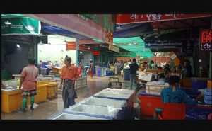 Seafood purchasing center at Thanlwin Market, Mon State's Capital Mawlamyine (Photo: MNA) 