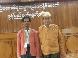 Photo- U Maung Maung and State Chief Minister having their photo taken (Maung Maung)